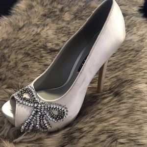 Vera wang White collection peep pump crystal bow